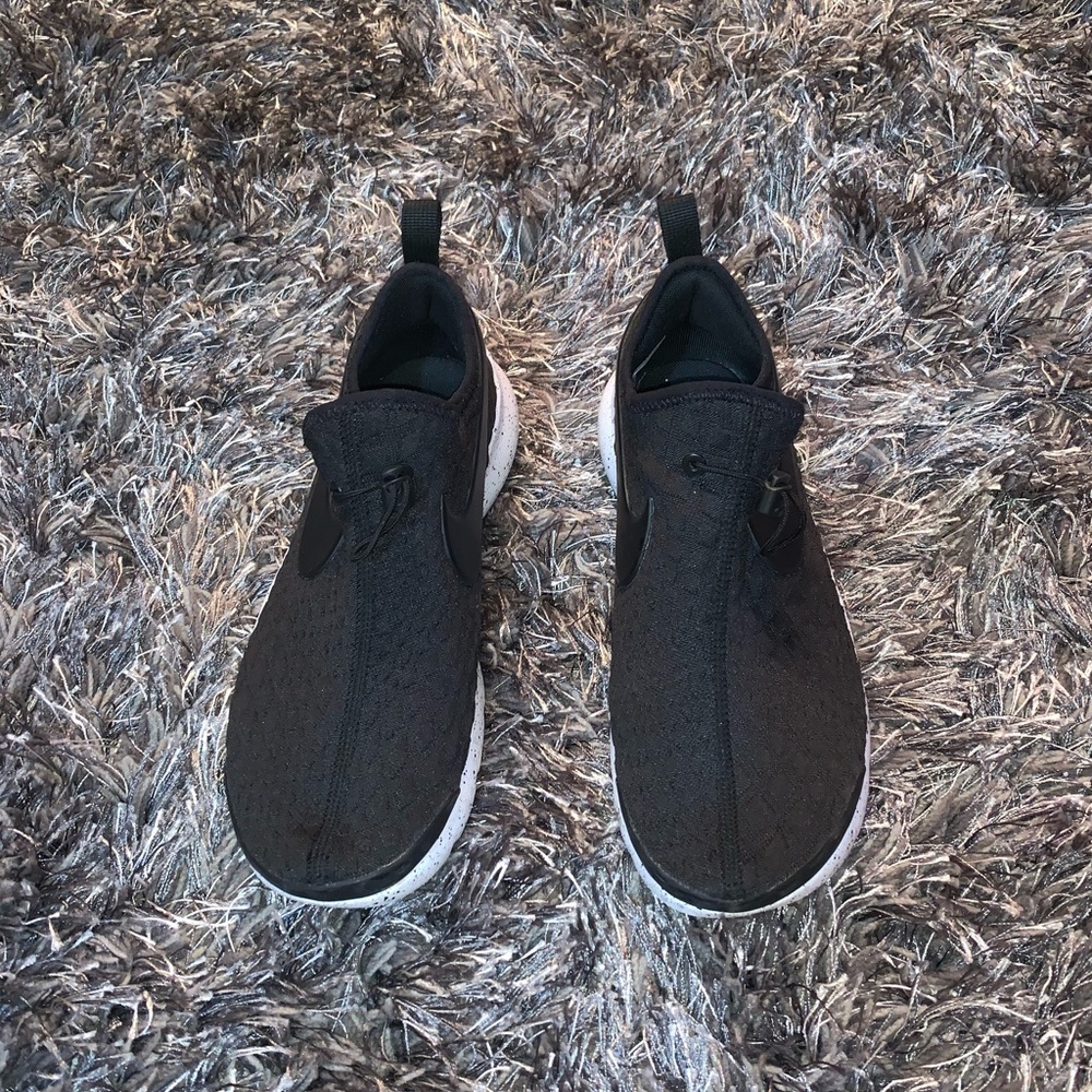 Women’s black Nike Aptare sneakers